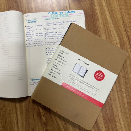 Libreta con un ejemplo del método Cornell.